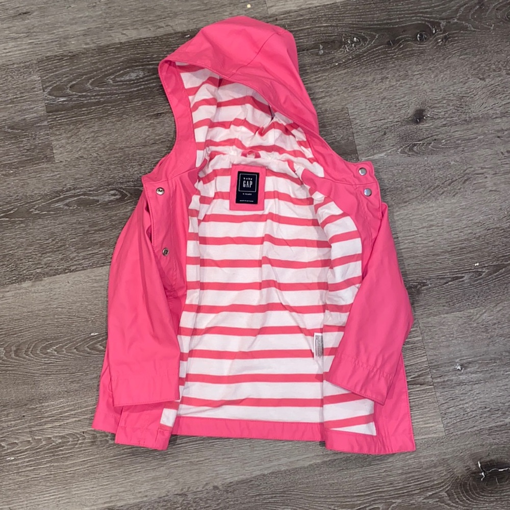 Adorable, Baby Gap, Pink Raincoat in size 5.